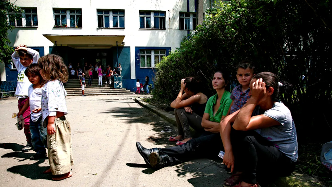 ALEGERI EUROPARLAMENTARE 2014. Romii au votat pe lângă căsuță în semn de protest