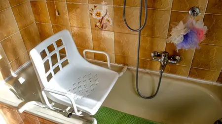 (P) Beneficiile dispozitivelor ajutătoare pentru baie pentru seniori