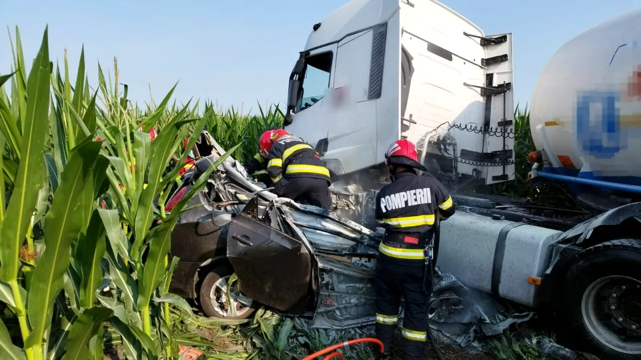 FOTO: Accident cumplit pe „Drumul morții”. Încă un om și-a pierdut viața pe E85 după coliziunea dintre un autoturism și o cisternă