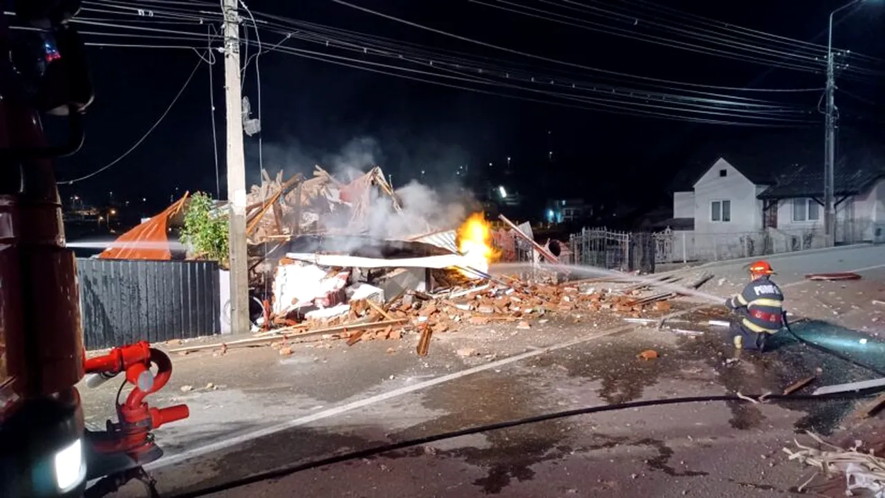EXPLOZIE urmată de incendiu, într-o casă din Dej. Un bărbat de 50 de ani a fost găsit mort sub dărâmături