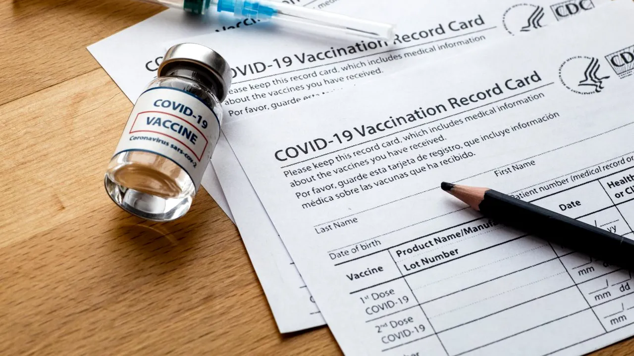 Crește numărul anchetelor care vizează certificatele false de vaccinare. Medic: Acest lucru duce la complicarea tratamentului pacienților