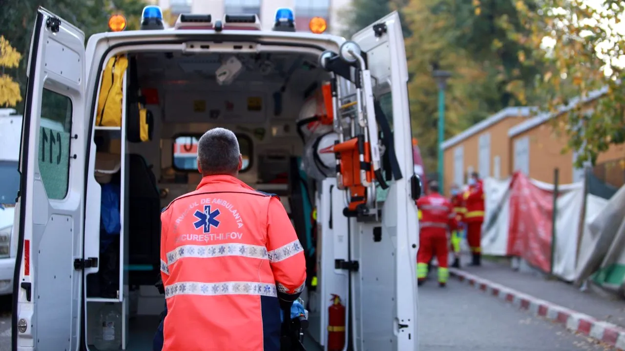 Situație dramatică la morga Spitalului Universitar. Oamenii stau la coadă pentru a-și lua acasă rudele decedate de COVID-19