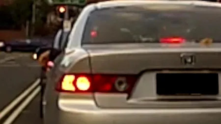 Amendă usturătoare pentru un șofer care a aruncat un chiștoc de țigară din mașină