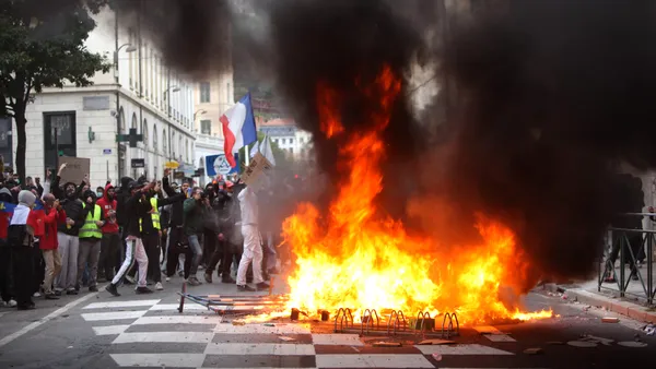 Politico: Franța, „omul bolnav al Europei”. Criza datoriilor și protestele împing economia spre un punct critic