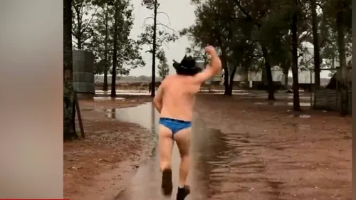 Bucurie generală în Australia: Fermierii au dansat în stradă. A plouat după trei ani de secetă severă - VIDEO