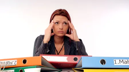 Românii, obișnuiți cu MUNCA peste program. ȘEFII lucrează cel puțin zece ore suplimentare, în fiecare lună