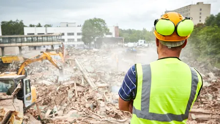 Criza forței de muncă: Se caută demolatori, pentru salarii de două ori mai mari față de câștigul mediu pe economie