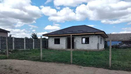 Bani europeni pentru familiile care nu își permit să își repare casele. Când ar putea fi primite voucherele de 4.000 de lei