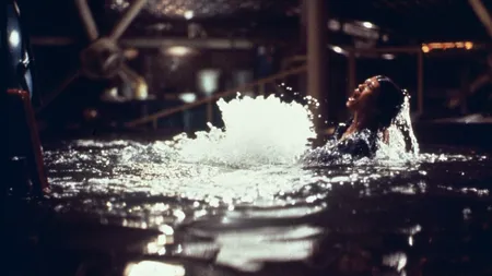 Filme cu dezastre acvatice, atacuri ale unor rechini neobișnuit de inteligenți și valuri ucigașe, în iunie, la Warner TV