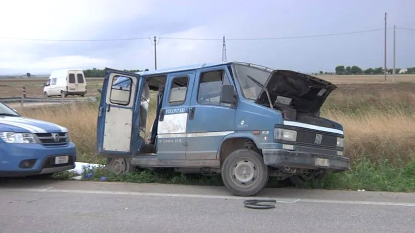 Un mort și 9 răniți după ce un microbuz cu români a lovit un camion