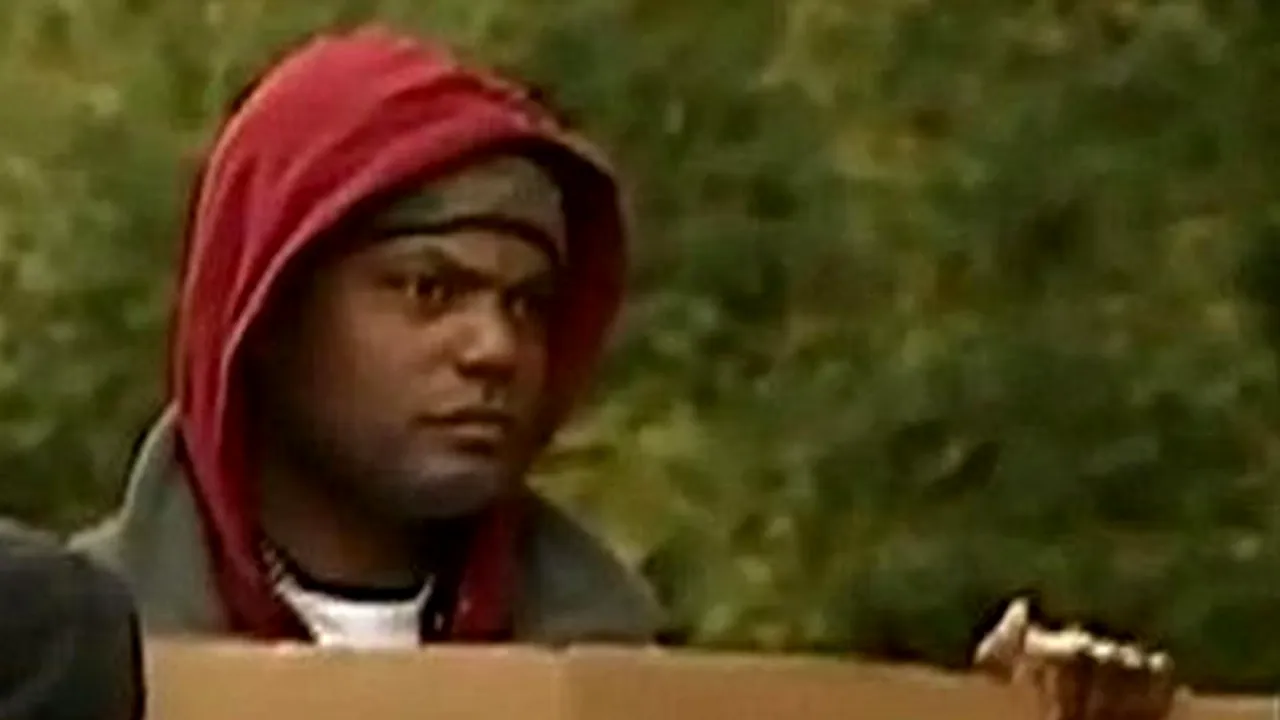 La prima vedere, acest bărbat pare un om al străzii. Ce se ascunde în spatele pancartei
