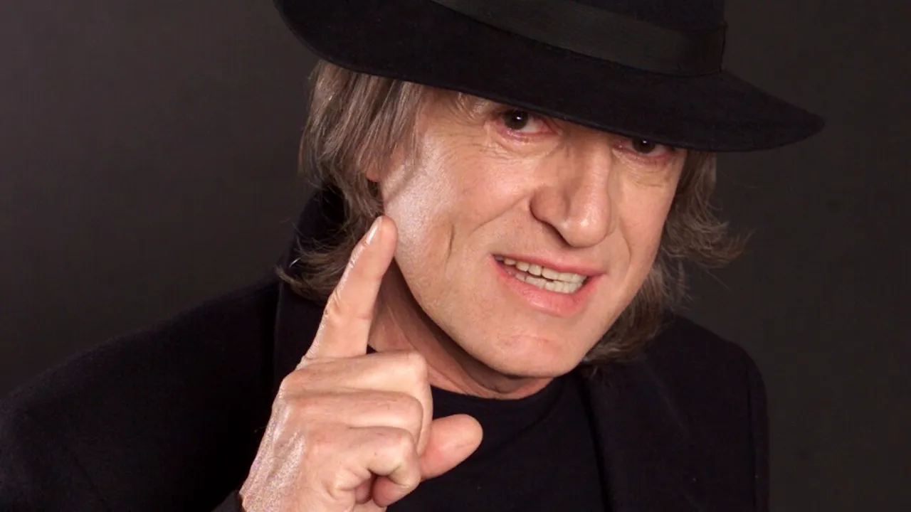 Fanii se despart de Mihai Constantinescu la Biserica Sfânta Parascheva din București - FOTO 