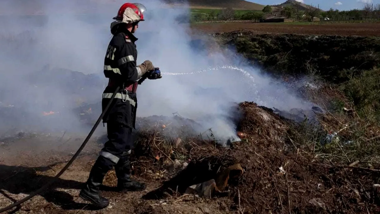 Incendiu la o groapă de gunoi din Tulcea: „Există riscul să se extindă la locuințele din apropiere