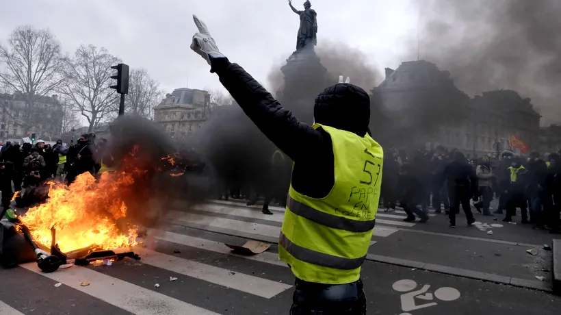 Parisul SUB ASEDIU. Protestele Vestelor Galbene fac RAVAGII: Un manifestant și-a pierdut O MÂNĂ, mașini INCENDIATE lângă Turnul Eiffel și polițiști ATACAȚI