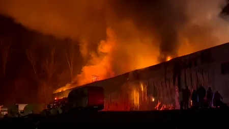 Incendiu de proporții la o hală din Parcul industrial Tetarom, din Cluj