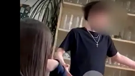 Imagini ȘOCANTE cu elevul din Târgu Mureș care și-a bătut diriginta / Înainte de a fi încătușat, el și-a amenințat profesoara cu moartea