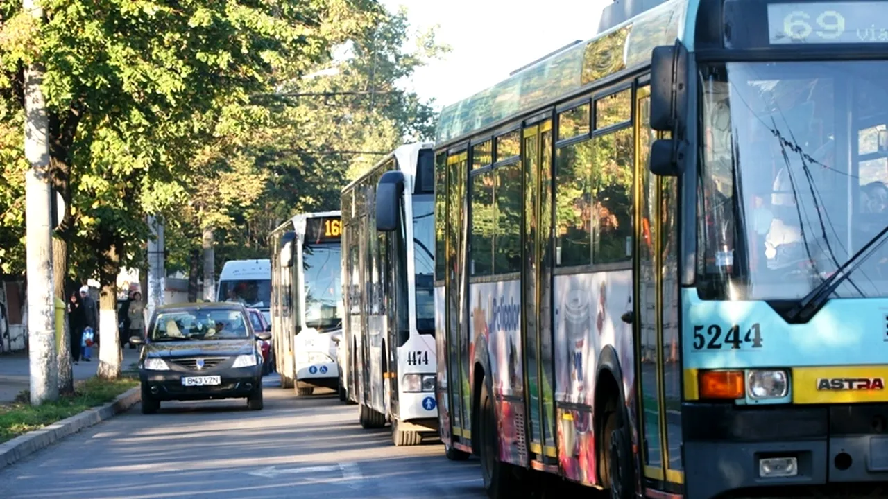 Sondaj: câți români conduc o mașină zi de zi și câți merg cu transportul în comun