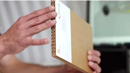 Galerie foto: Cum arată mașina construită din aproape 2.000 de fâșii de carton, dotată cu motor electric
