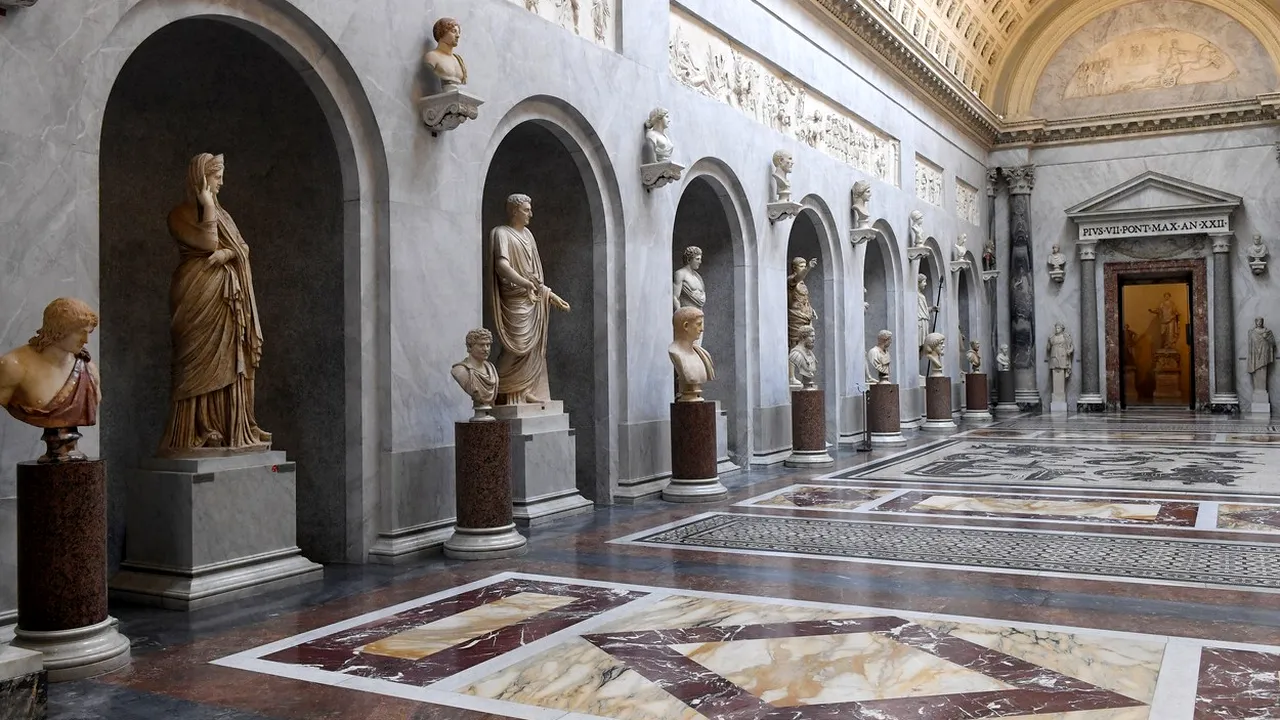 Nervos că nu l-a putut vedea pe Papa Francisc, un turist a distrus două statui antice de la Vatican