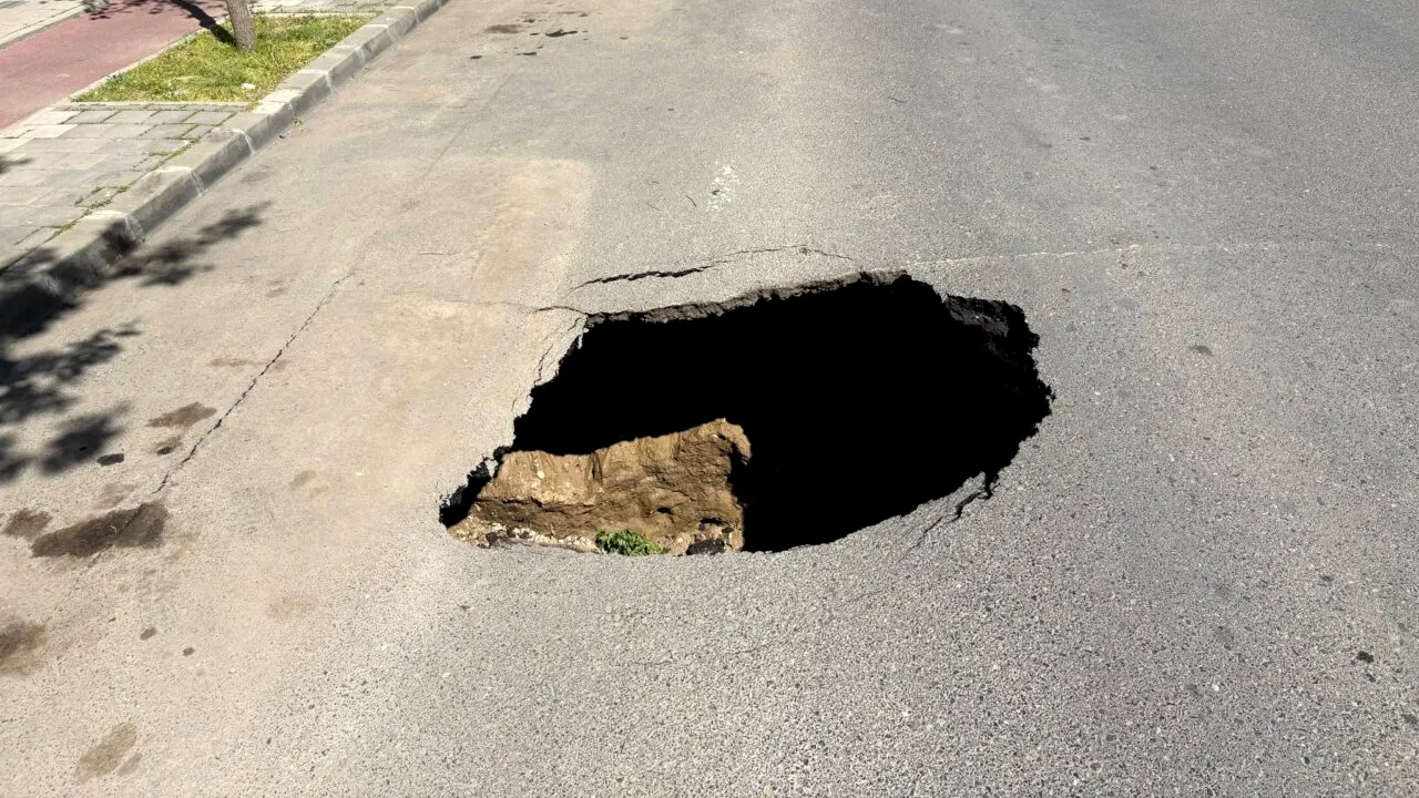 Crater într-o șosea din Slobozia, după ce asflatul s-a surpat. Imaginile sunt coșmarul șoferilor