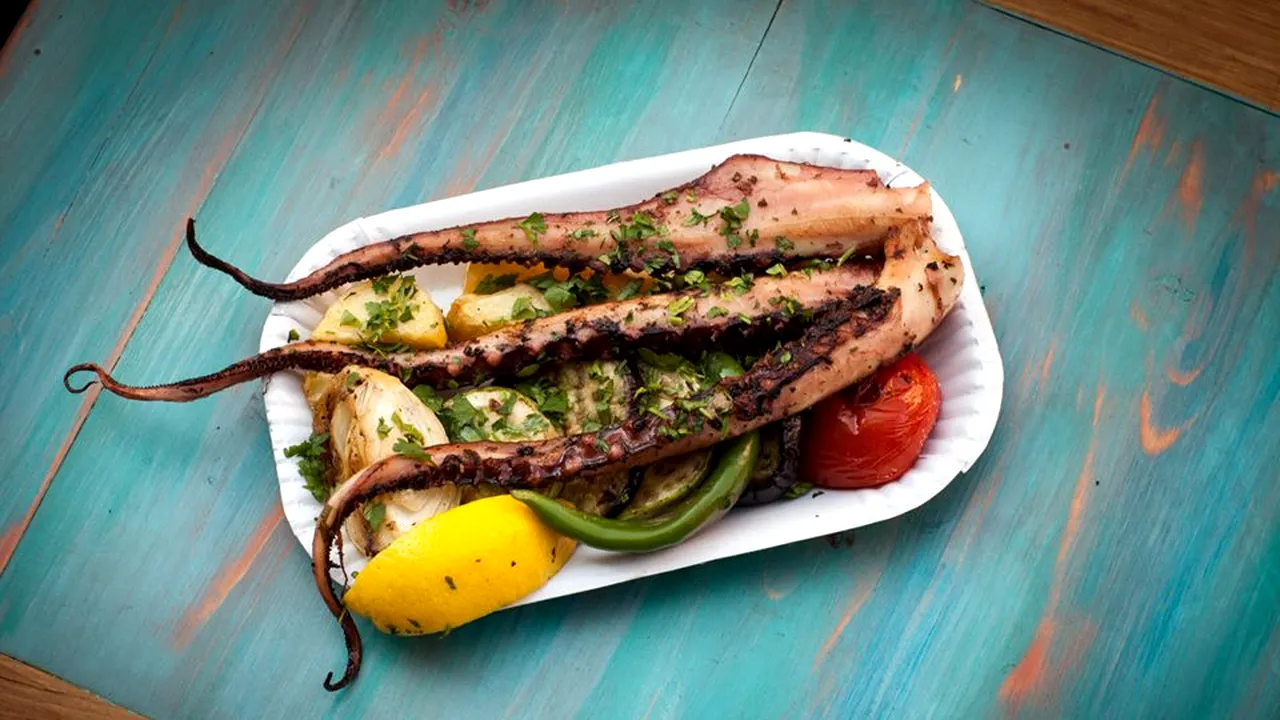 Un restaurant din București oferă tentacule de caracatiță cu ocazia urmăririi penale a premierului Victor Ponta