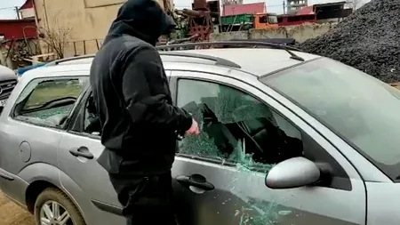 VIDEO - Cum ar fi putut sparge jandarmii geamul bolidului la volanul căruia se afla bărbatul care s-a sustras filtrului Poliției. Marian Godină: „E un dispozitiv cumpărat dintr-o benzinărie cu 50 de lei”