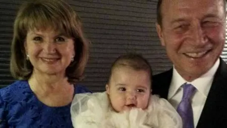 Nepoata președintelui Traian Băsescu, la prima ședință foto pentru o revistă. Cu cine seamănă Sofia Anais