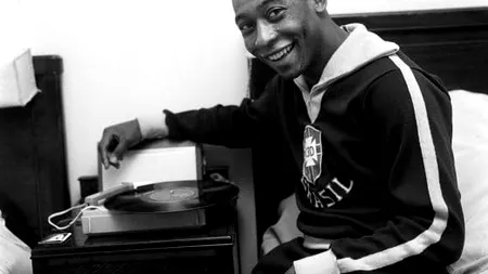 Sicriul cu trupul neînsuflețit al lui Pele a ajuns la stadionul echipei Santos! Cortegiul funerar a parcurs 80 de kilometri | VIDEO