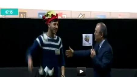 Un tânăr a aruncat bani în Boc. Ce a făcut fostul premier în secundele următoare, în fața unei săli arhipline