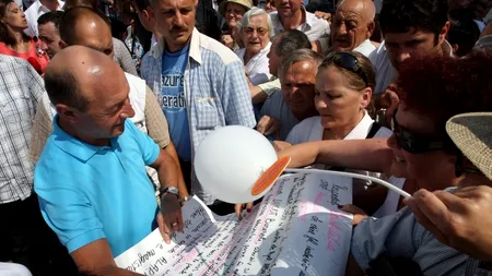 Îmbrânceli între susținători ai lui Băsescu și un grup de revoluționari, la mitingul PDL de la Iași
