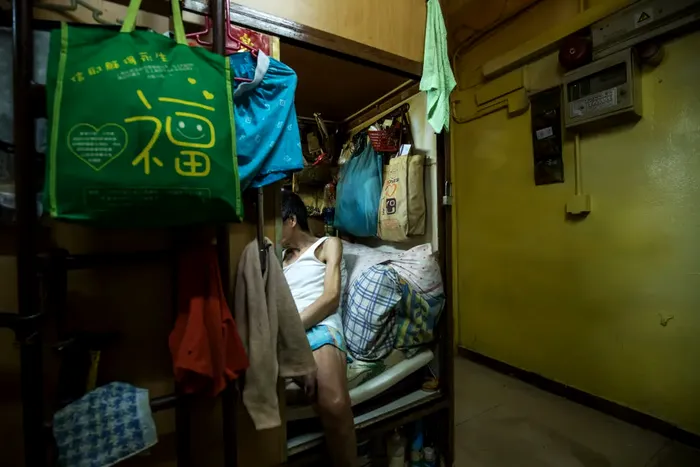 Hong Kong, locul &icirc;n care infernul se &icirc;nvecineaz&#259; cu paradisul. Discrepan&#539;a dintre &bdquo;locuin&#539;ele-cu&#537;c&#259;&rdquo; din zg&acirc;rie-nori &#537;i apartamentele de milioane de euro. Cum arat&#259; via&#539;a &icirc;ntr-o locuin&#539;&#259; de 1,5 metri p&#259;tra&#539;i