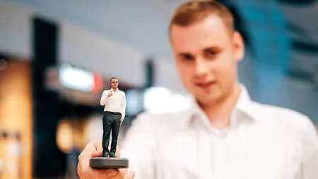 Cum să faci bani dintr-un selfie. Doi tineri din București au descoperit rețeta: „Ne-am dat seama că ar putea merge în România