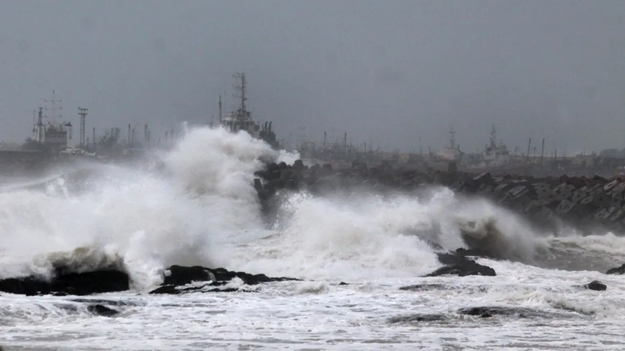 Trei morți și aproximativ 370.000 de persoane evacuate din cauza ciclonului Hudhud