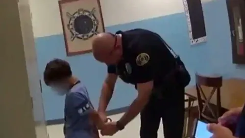 O filmare video arată că un băiat de 8 ani cu dizabilități a fost arestat la școală de poliție