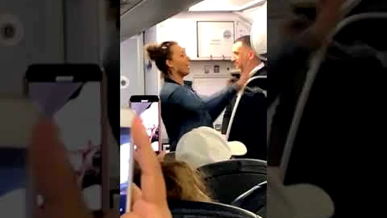 Reacție NECUGETATĂ: Un pasager a protestat în mod CIUDAT împotriva politicii de închidere a telefoanelor în timpul zborului - VIDEO 