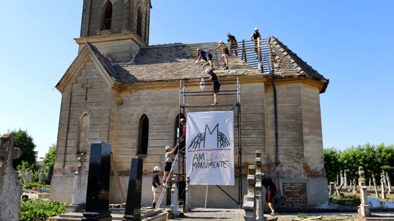 Cel mai vechi cimitir al șvabilor din Banat, salvat de Ambulanța pentru Monumente. Voluntarii au descoperit și un car mortuar, vechi de peste un secol