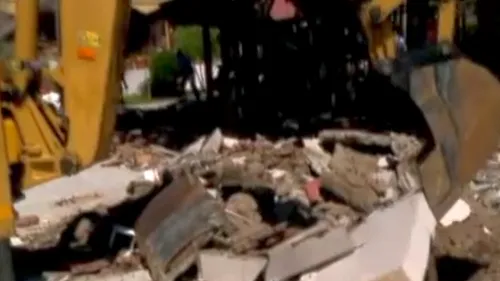 I-a fost demolată terasa care funcționa ilegal, însă patronul libanez acuză: „Eu nu dau la nimeni șpagă și au început cu mine