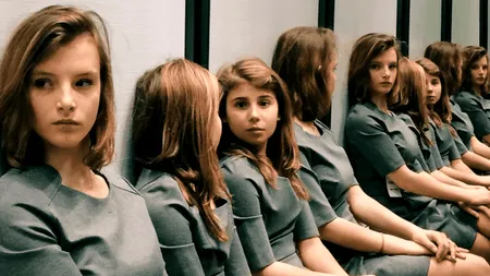 Poți spune câte FETE sunt în această imagine? Răspunsul corect te va surprinde