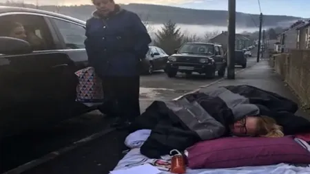 O femeie a fost lăsată șase ore pe trotuar până la venirea ambulanței și a murit mai târziu la spital