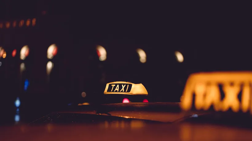 IREAL. Ce a făcut un taximetrist din Botoșani după ce a găsit în mașină o pungă cu 40.000 de euro uitată de un client