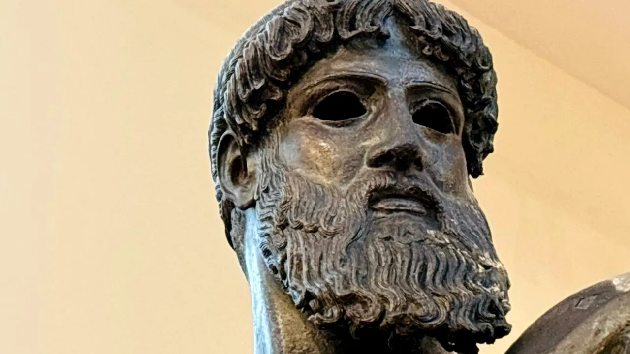 Dilema statuii din BRONZ de la Artemision, descoperită în urmă cu 100 ani. Istoricii nu au deslușit misterul nici acum