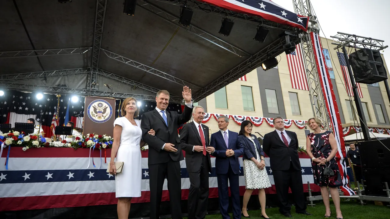 Cum s-a sărbătorit Ziua Națională a SUA la București: burgeri, aripioare, Kennedy și Antipa