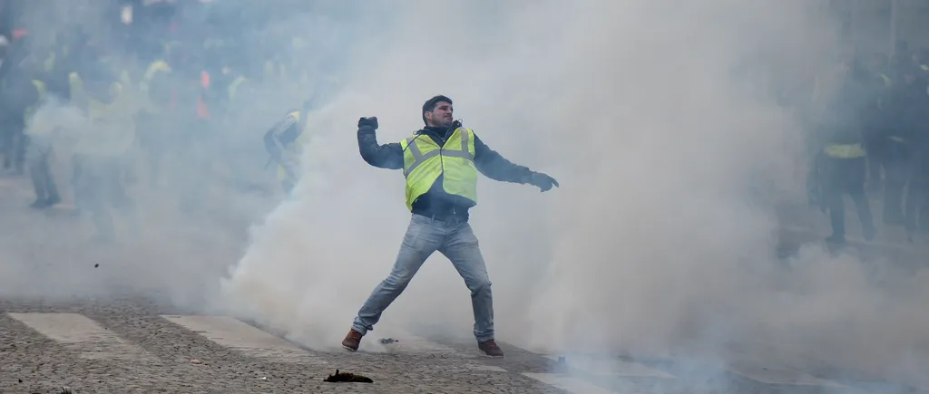 Îi sancționăm pe cei care vin la proteste neautorizate, cu CAGULE pe față! Premierul Franței, MĂSURI împotriva VESTELOR GALBENE
