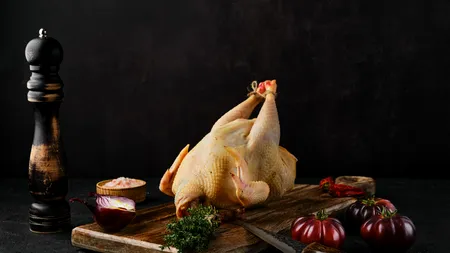 Cât a ajuns să coste un PUI de țară în piețele din București. Crescătorii au fost nevoiți să crească prețurile