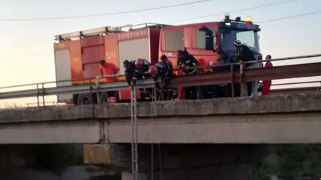 Un tânăr a rămas izolat o noapte pe capota mașinii cu care a căzut într-un canal