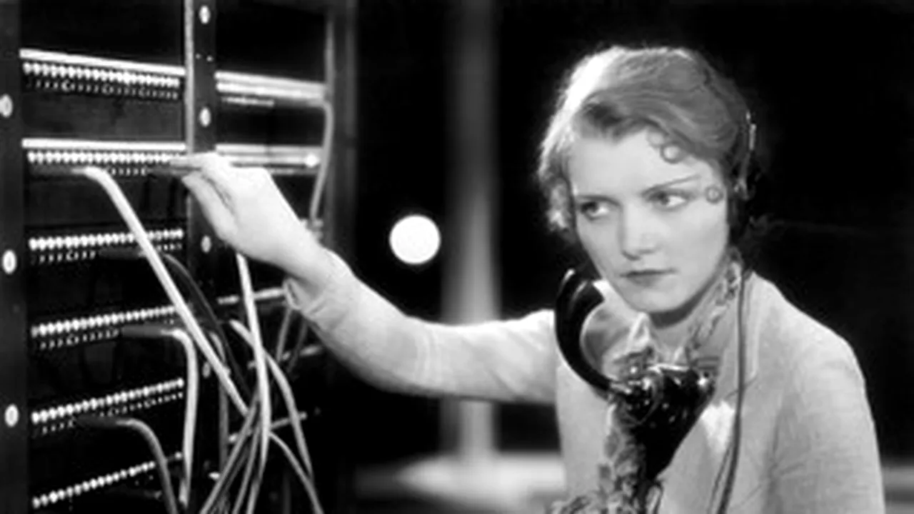 Meserii dispărute care astăzi par ciudate, dar altădată erau esențiale. Rolul lor în viața de zi cu zi