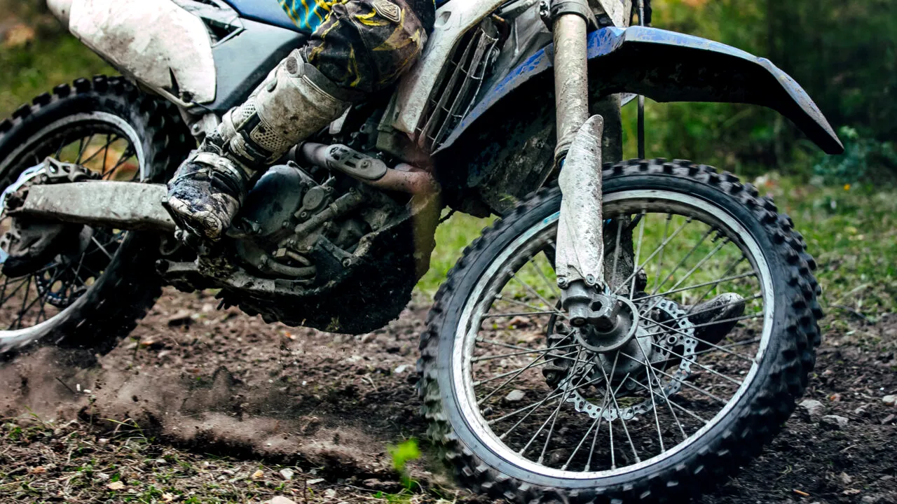 Tragedie în Bihor. Un motociclist de 27 de ani a murit după ce s-a izbit de un copac