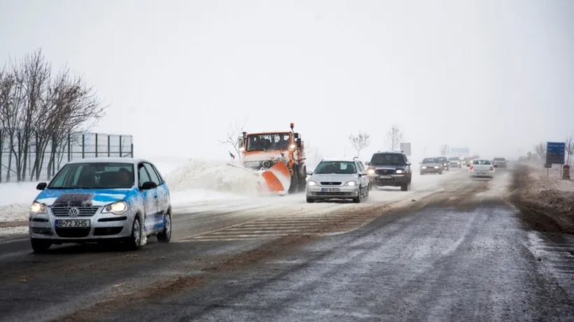 Intervenție cu utilaje de deszăpezire în județul Suceava, unde s-a depus zăpadă pe carosabil
