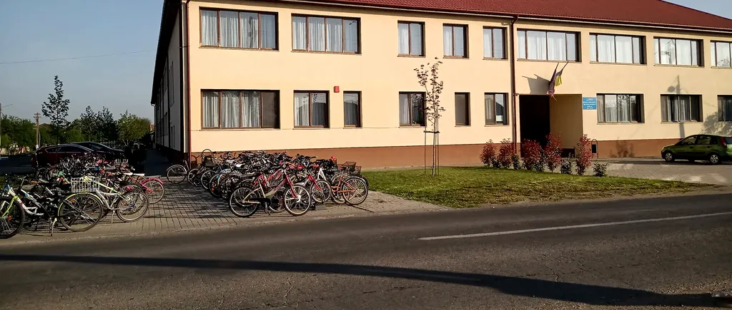 Sute de BICICLETE, parcate în curtea școlii dintr-o comună din România. Cum i-au încurajat autoritățile pe părinți să renunțe la mașini