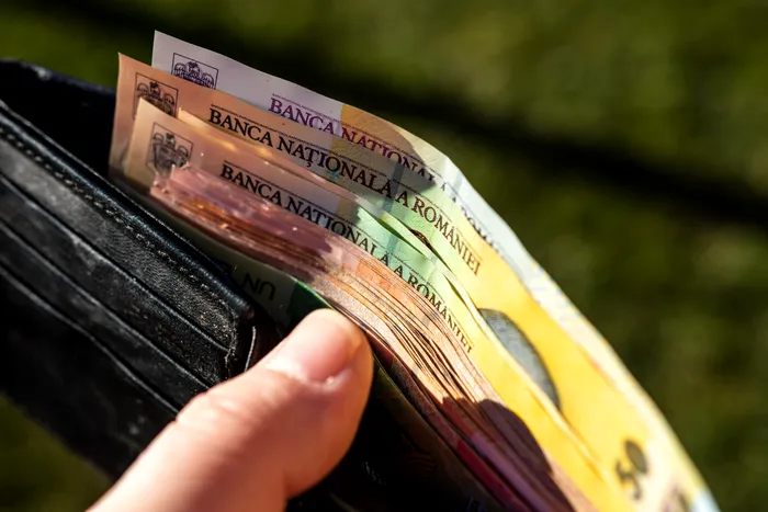 Cât câștigă românii Județele în care angajații încasează cei mai mulți și cei mai puțini bani. Domeniile cu cele mai mari salarii